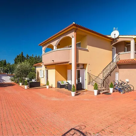 1 Bedroom Stunning Apartment In Stinjan *