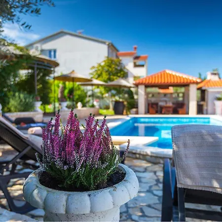 1 Bedroom Stunning Apartment In Stinjan Štinjan